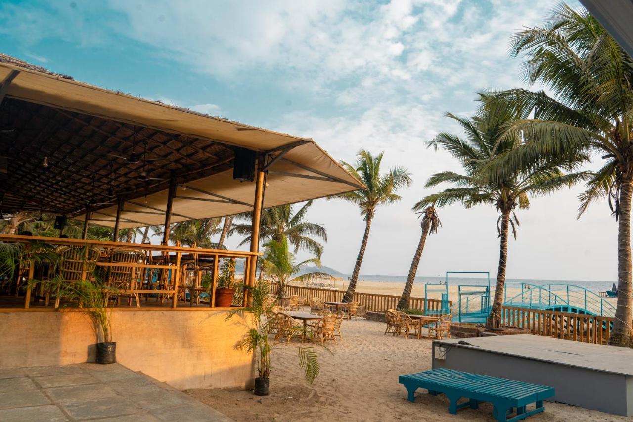 Shaan Coco Palms Beach Resort Morjim Exterior foto